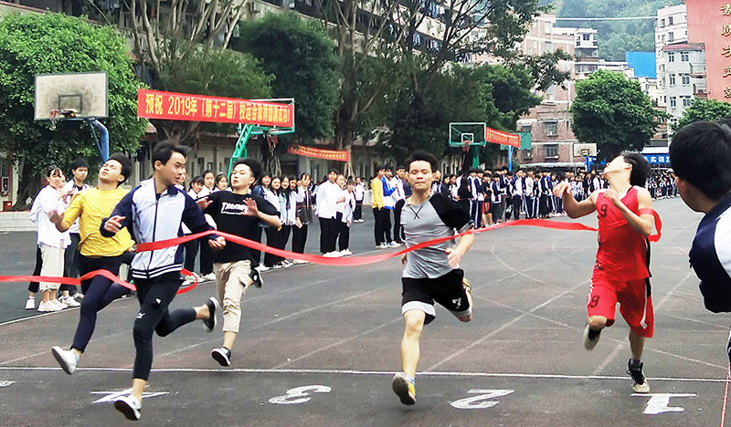 校運(yùn)會賽場精彩瞬間 | 奔跑、跳躍，激情不停歇